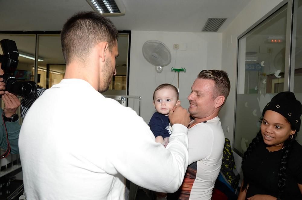 Visita de la UD Las Palmas al Materno Infantil