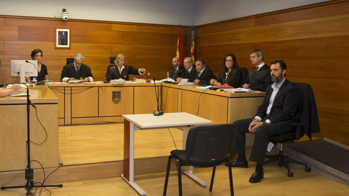Imagen de la sala de vistas, con todas las partes, durante el primer juicio a Miguel López (primero por la derecha). A fondo, la magistrada Francisca Bru y el letrado de la Administración de Justicia Manuel Cerdá.