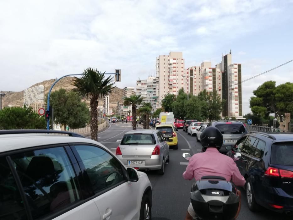 Dos personas quedan atrapadas en un coche tras volcar en la Albufereta