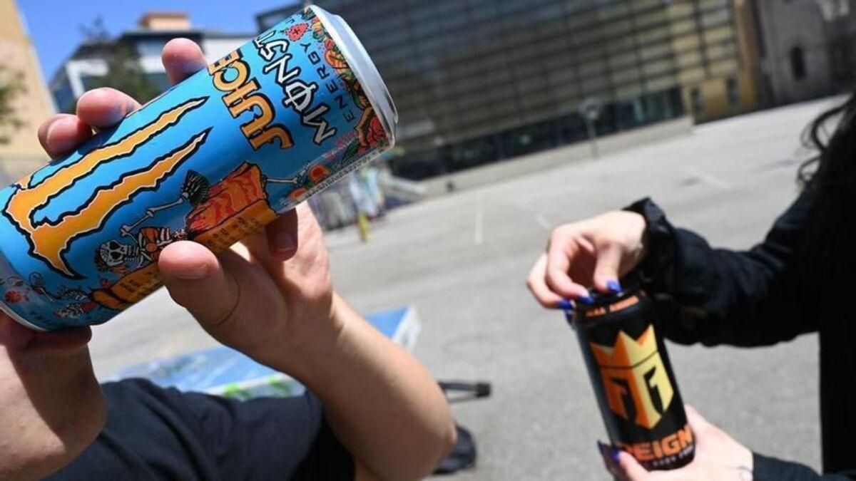 Dos jóvenes con latas de bebidas energéticas
