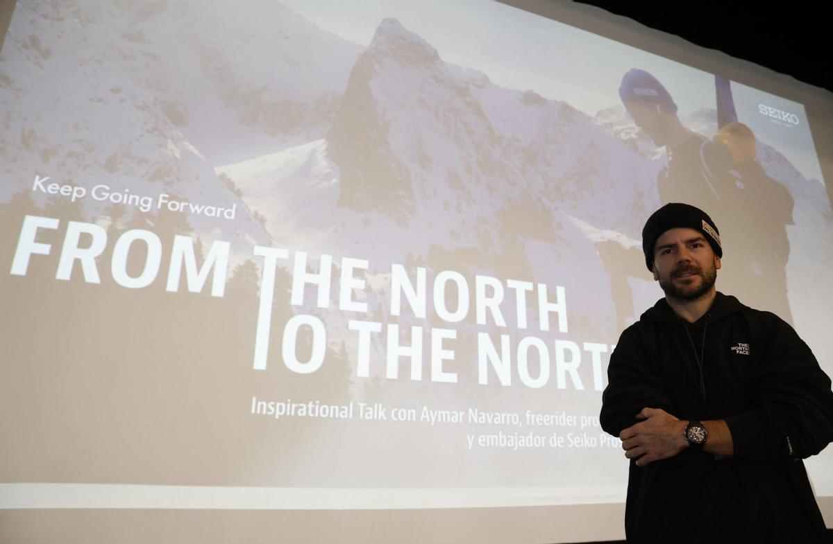 A la izquierda, Aymar Navarro, ayer, antes de su ponencia. A la derecha, arriba, el esquiador, en una de sus aventuras; abajo, público en la jornada inaugural en el Jovellanos. | ÁNGEL GONZÁLEZ