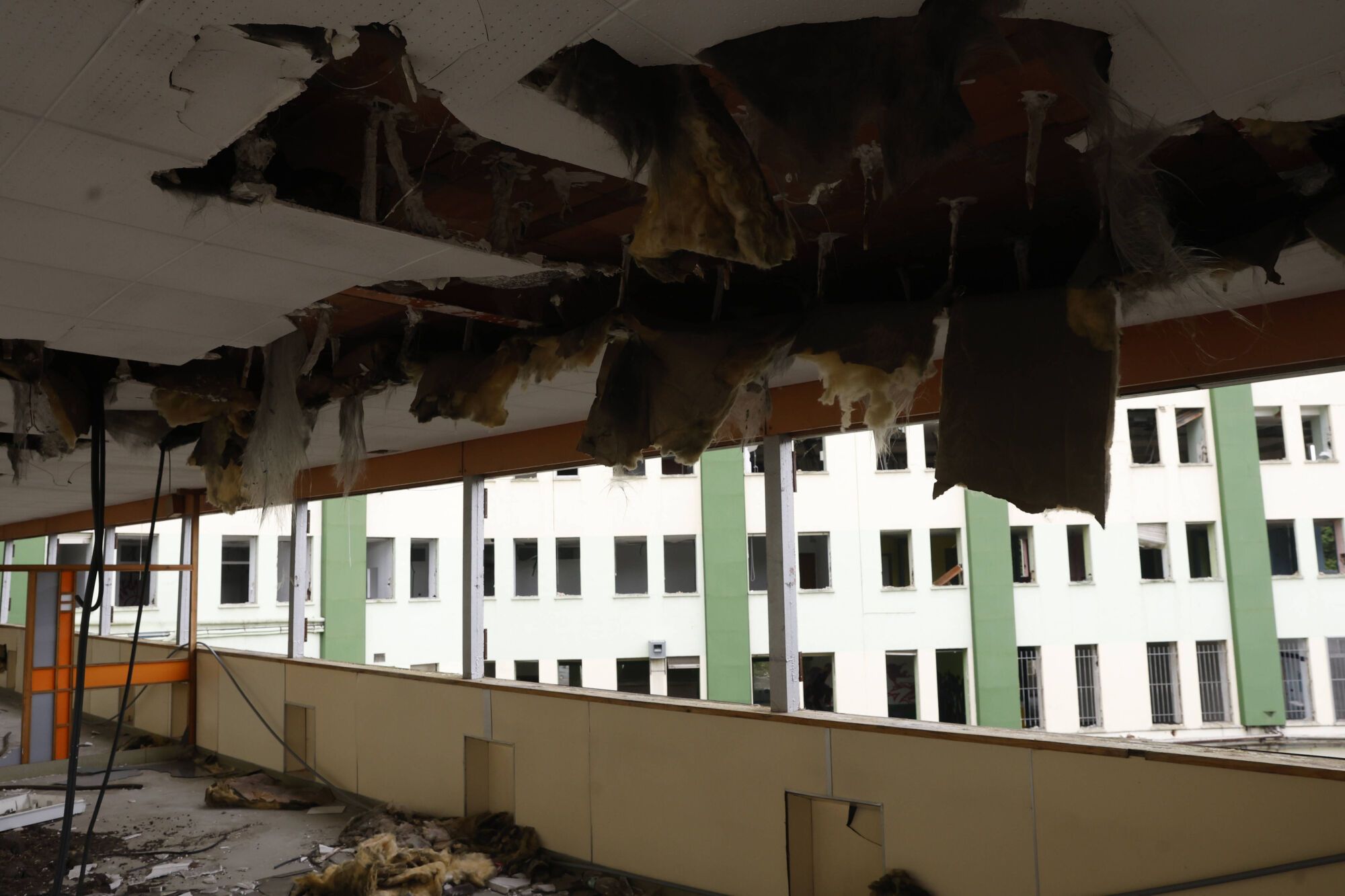 EN IMÁGENES: Viaje al interior del viejo HUCA, desvalijado y vandalizado por su abandono