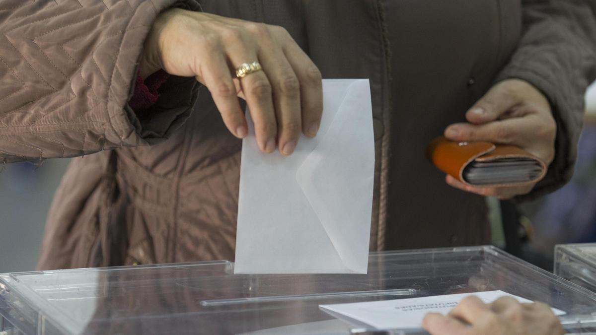 Una persona votando en una de las últimas citas con las urnas.
