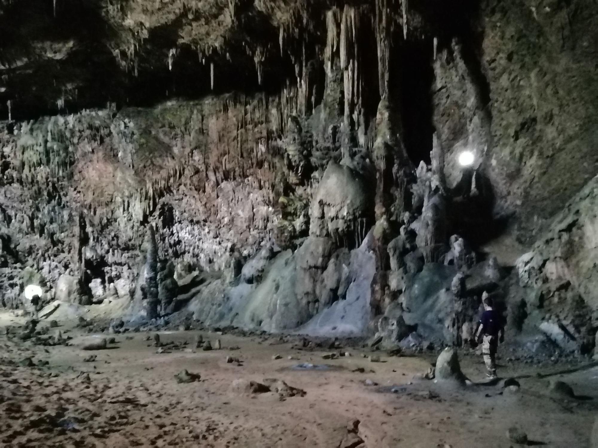 Las fotos de la misión francesa que han descubierto ciento de inscripciones de soldados de Napoleón en una cueva de Cabrera