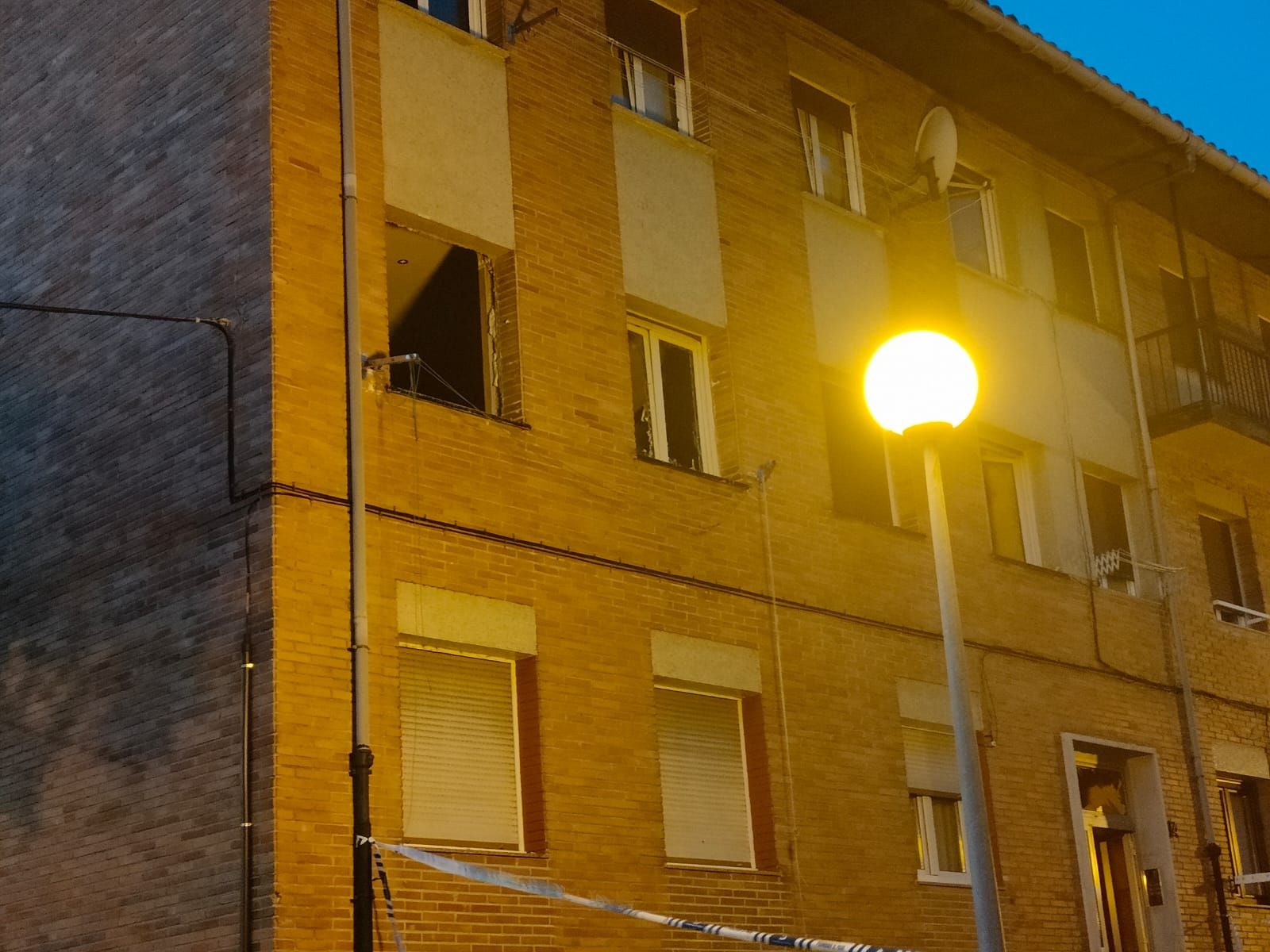 Explosión de una bombona de butano en un piso de Pumarabule (Siero)