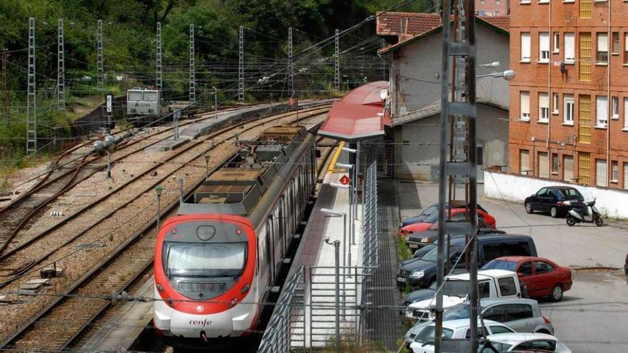 Un tren de Cercanías de Renfe en la estación de Pola de Lena.