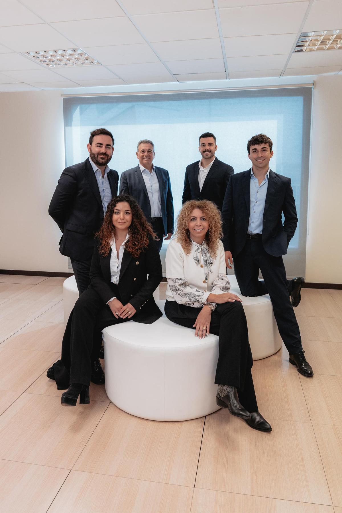 Mariona Ramis y Magda Ramis, vicepresidenta ejecutiva, rodeadas de Miquel Ramis, Gabriel Llobera, CEO, Gabri Llobera y Miquel Àngel Llobera.