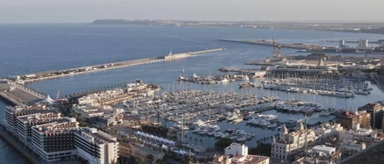 El Puerto de Alicante, en una imagen tomada desde el Castillo de Santa Bárbara.