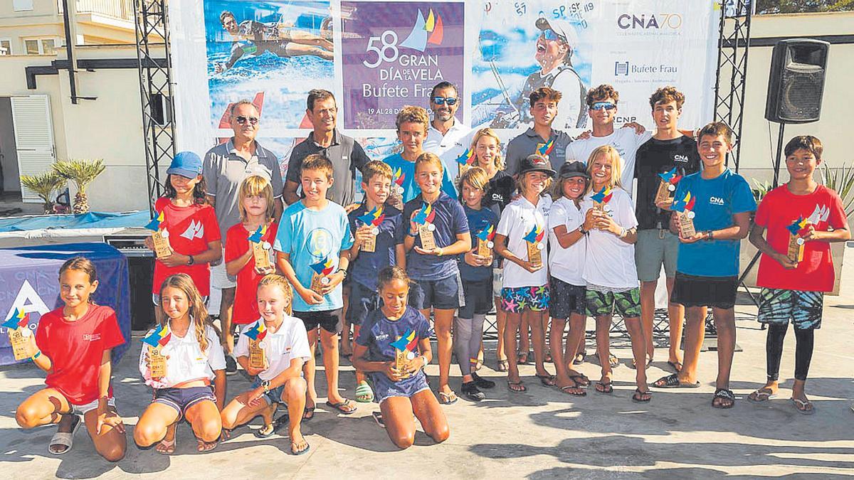 Foto de familia con los primeros campeones del 58 Gran Día de la Vela-Bufete Frau.