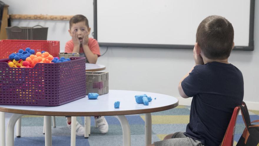 Dos infants a l&#039;escola Fedac de Manresa, a principis de juny |