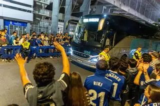 La afición recibe al equipo en el Tartiere entre aplausos y gritos de ánimo