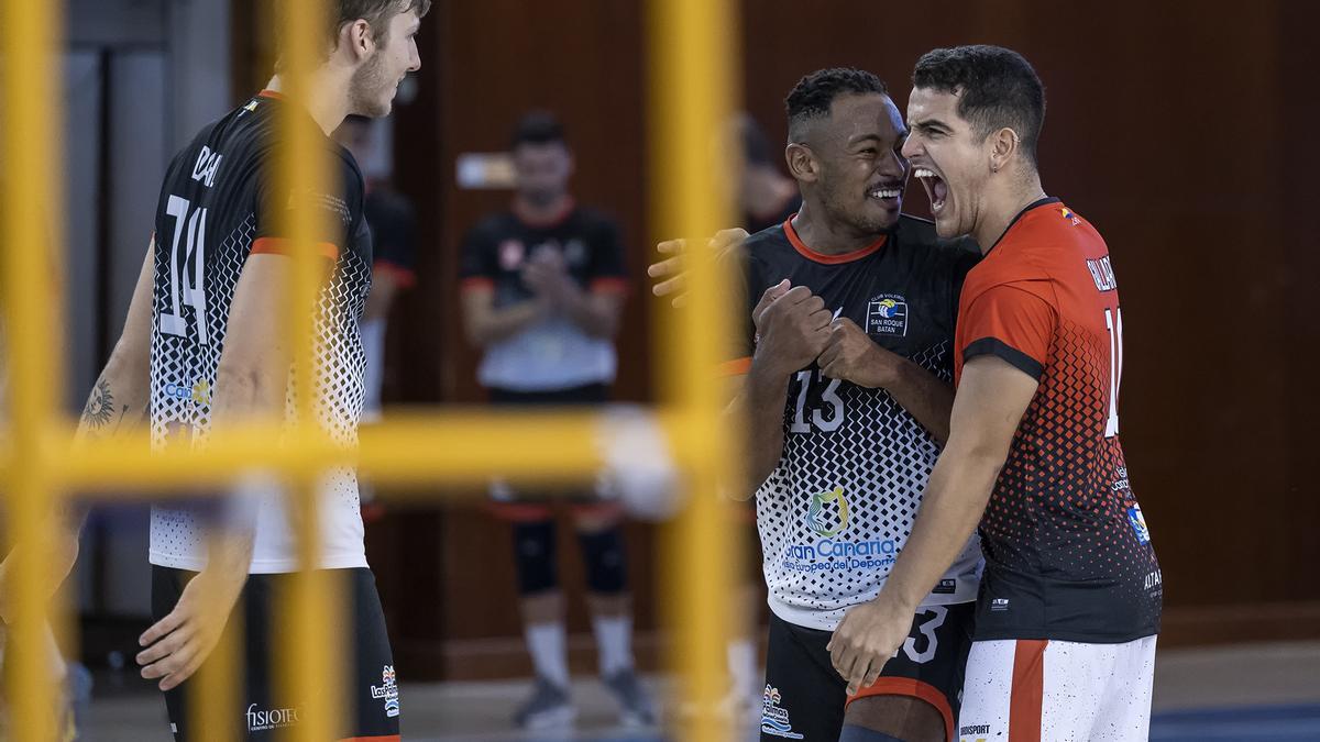 Los jugadores del San Roque celebran un punto en su choque ante el Manacor.