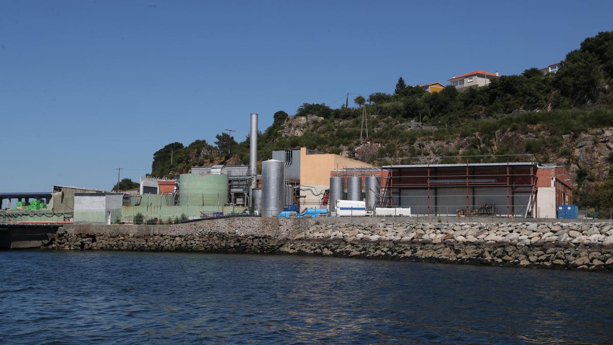 Instalaciones de Aucosa, en el litoral de Cabanas, cerca de Rande. / Ricardo Grobas