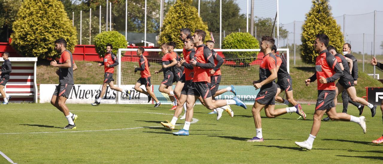 Los jugadores del Sporting, durante un entrenamiento.