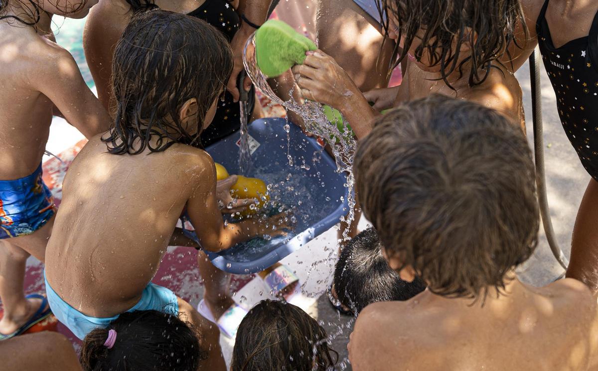 Fotografía de niños disfrutando de la escuela de verano en 2025