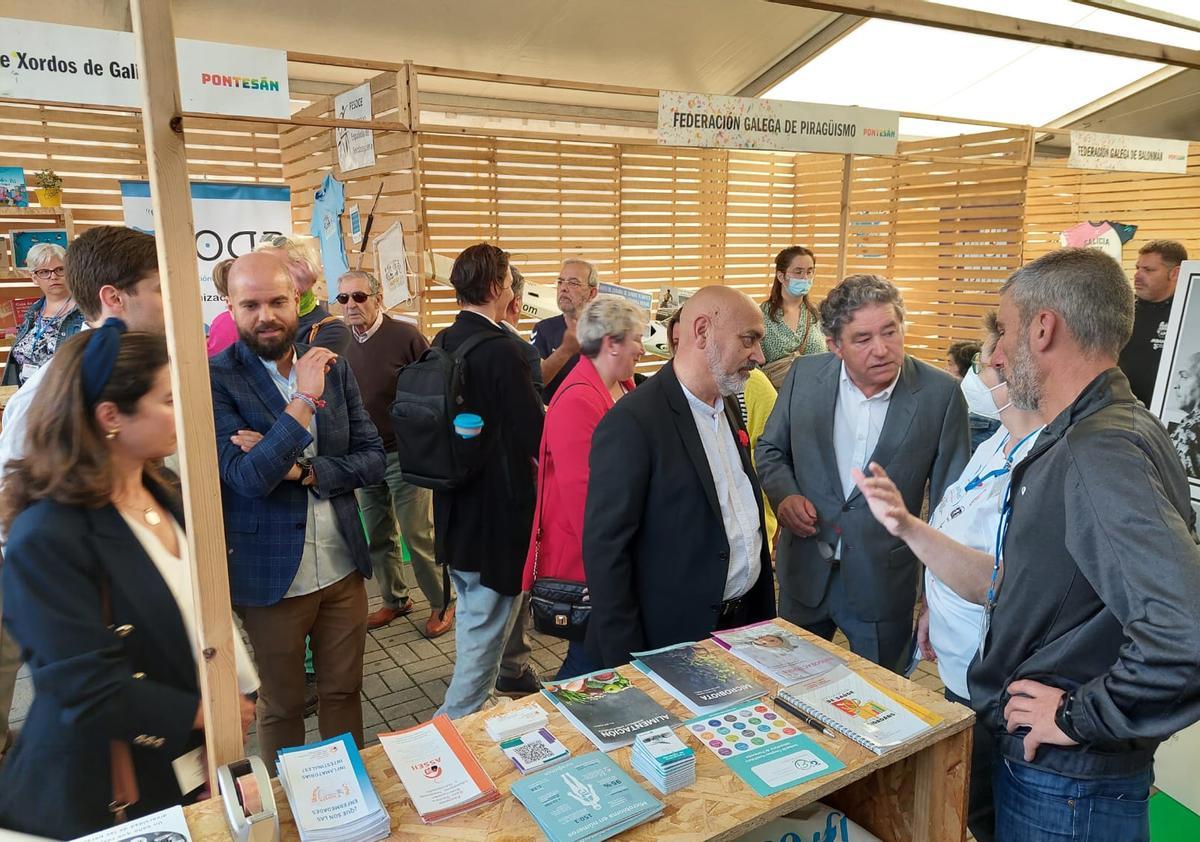 O alcalde, Miguel Anxo Fernández Lores, e o tenente de alcalde, Tino Fernández, visitaron os stands durante a apertura de Pontesán, que bateu a súa propia marca de participación
con máis de 40 expositores e un intenso e variado programa en torno a saúde mental