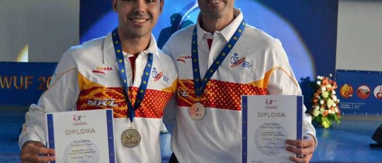 José Manuel Ferreira y Ezequiel Gago, con sus premios.