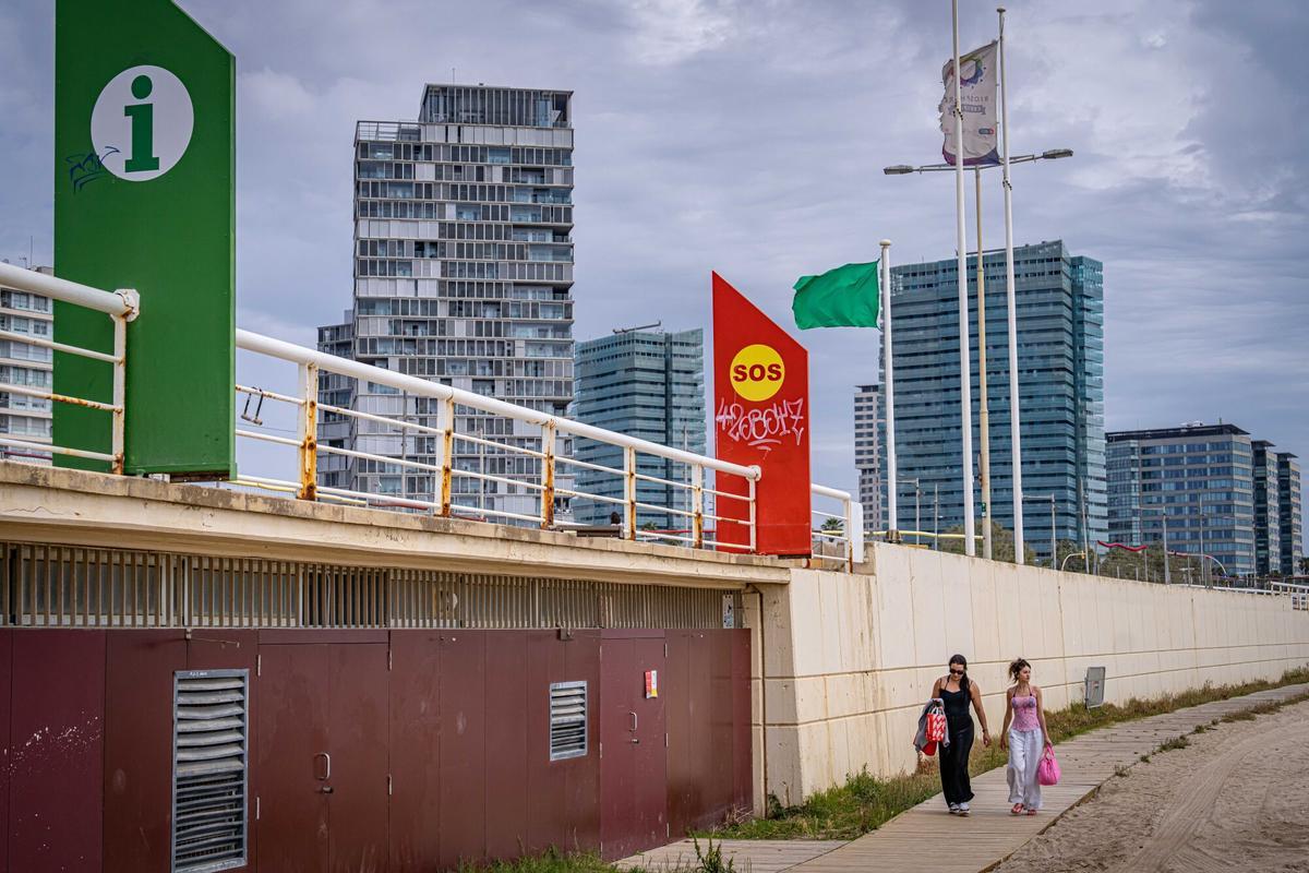 Local cerrado del servicio de socorrismo en la playa de la Nueva Mar Bella, este mayo