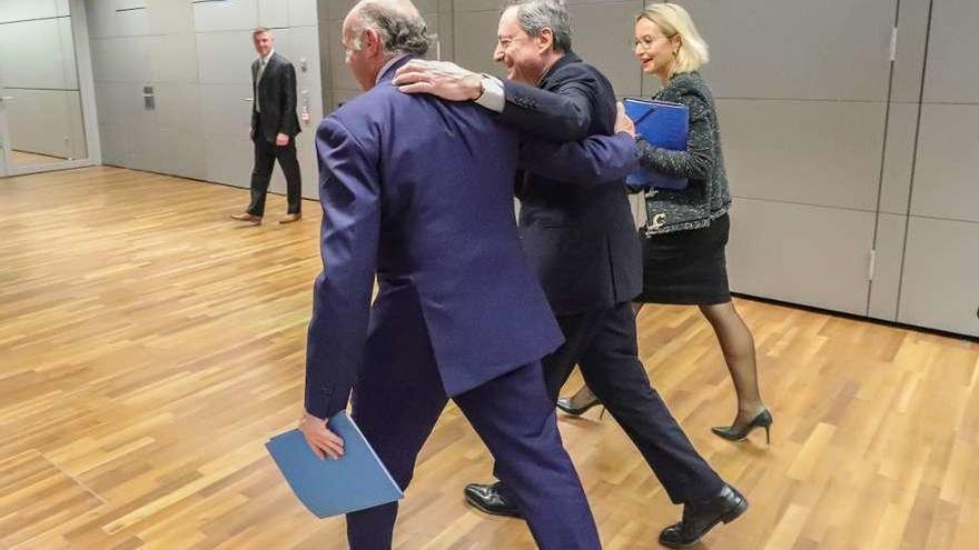 El presidente del BCE, Mario Draghi, y Luis de Guindos, vicepresidente, ayer. // Armando Babani