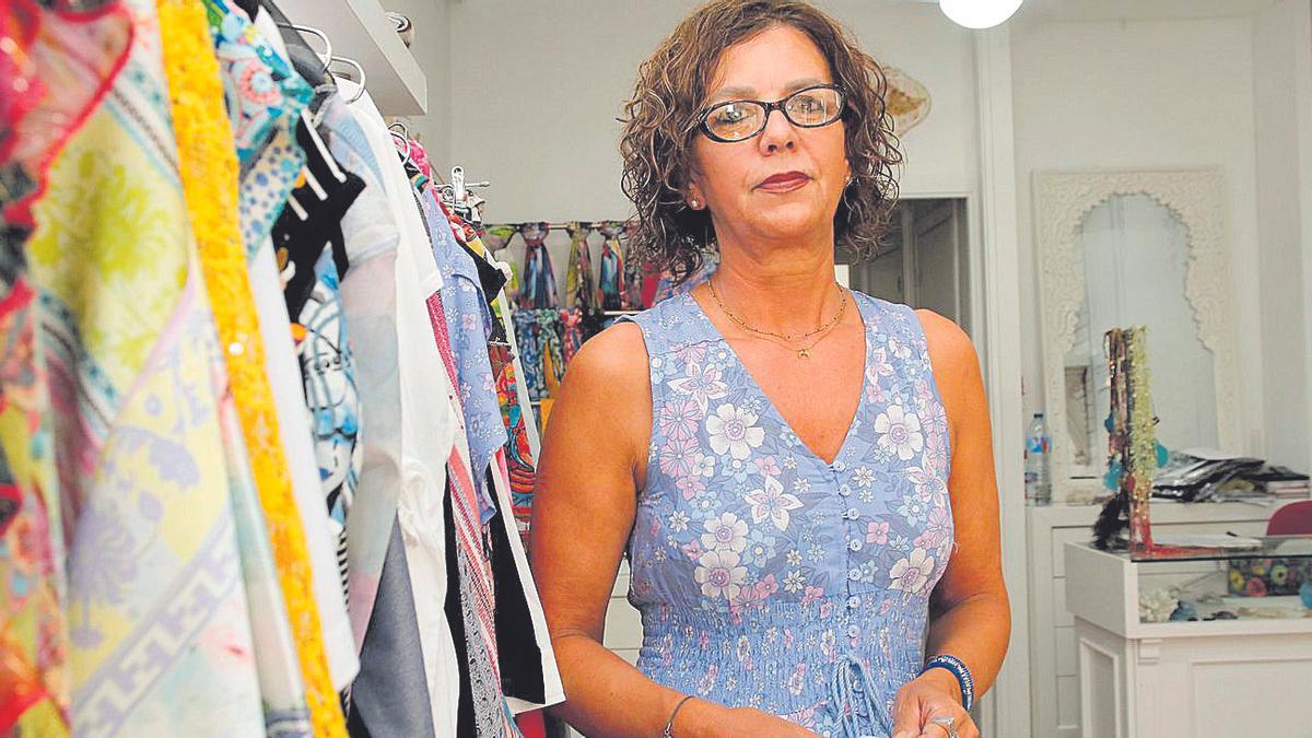 María Justa, dueña de la tienda de ropa Jota, en la calle Sta. Joaquina de Vedruna.