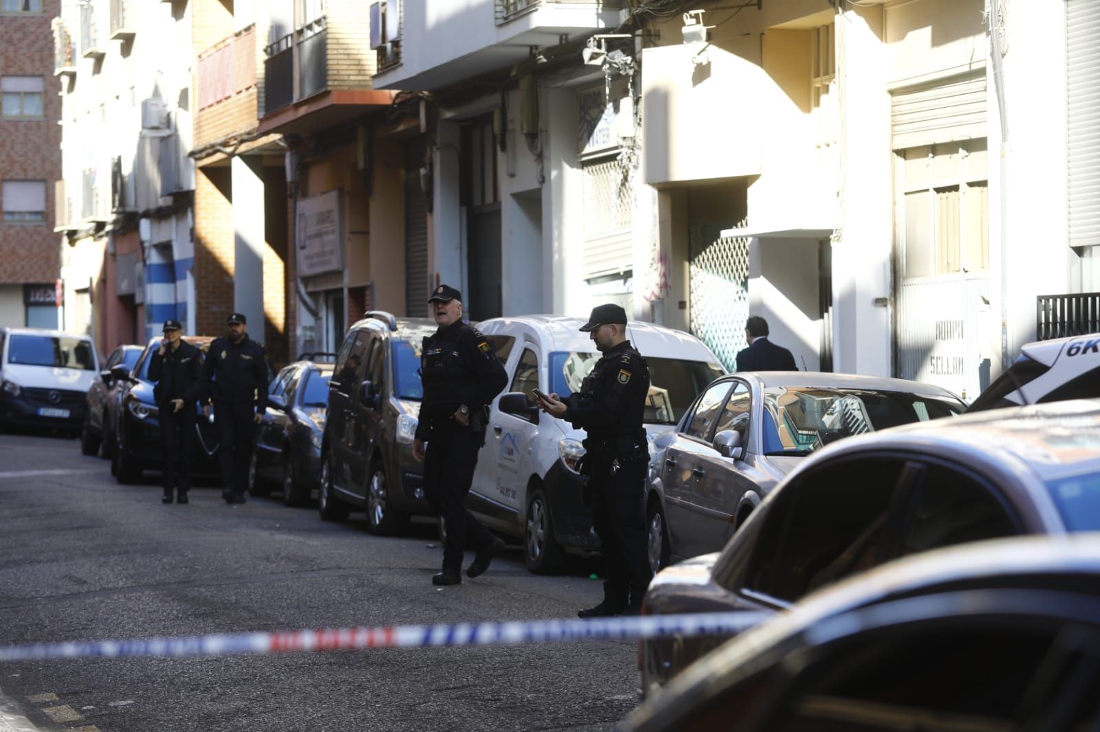 En imágenes | La Policía investiga un asesinato machista en Zaragoza