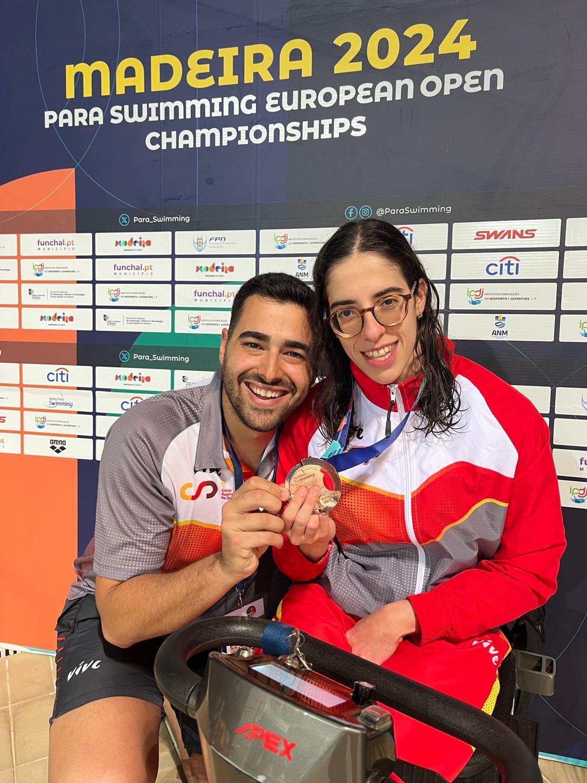 Delia Fontcuberta junto a su entrenador Alejandro Cantos.