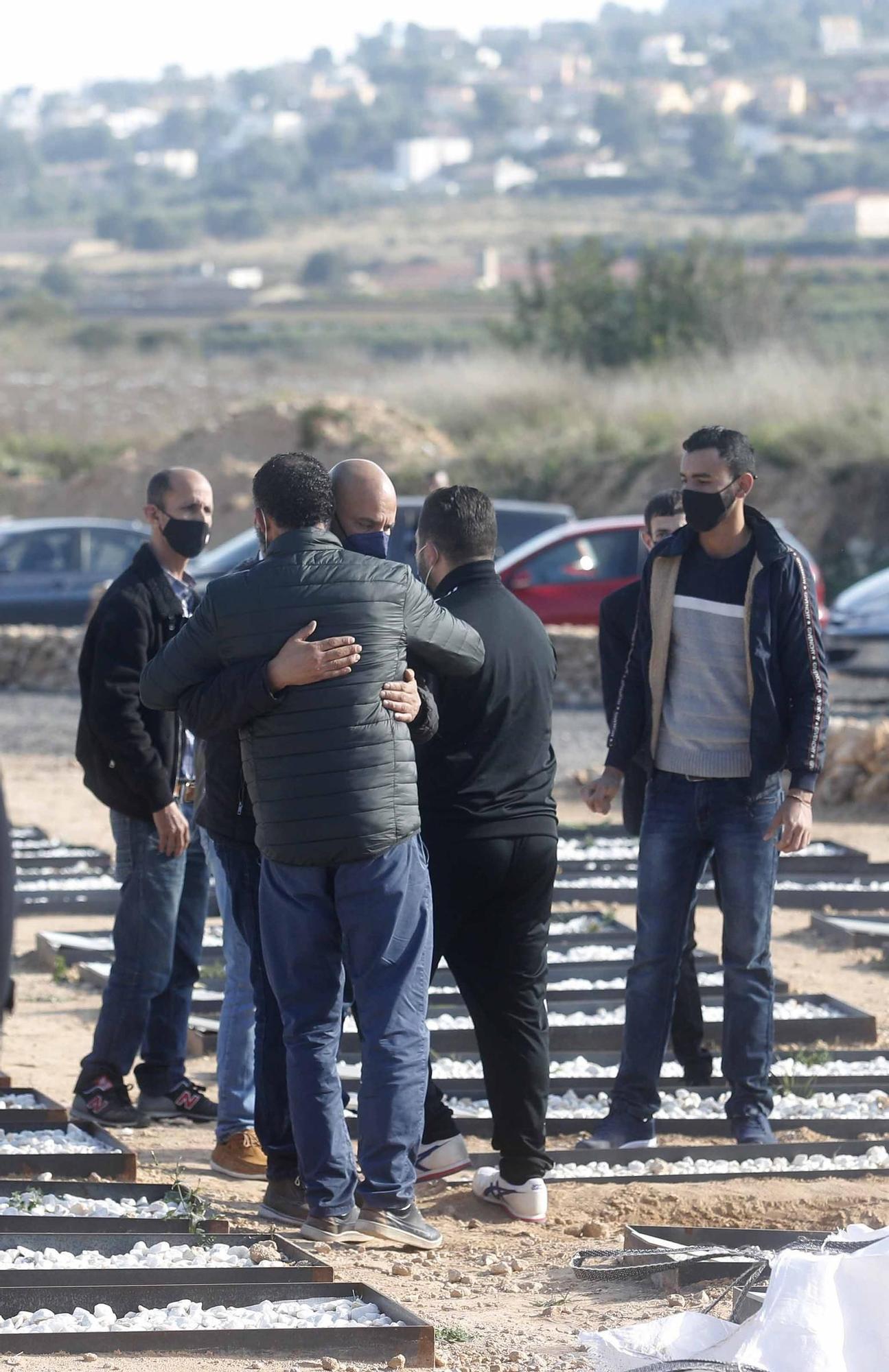 Entierro de Wafaa Sebbah en el cementerio Jardín Muslmán de València