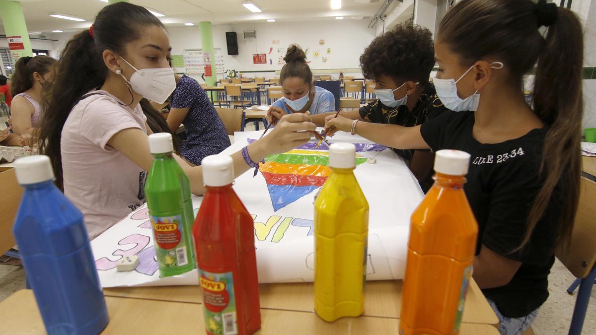 Un grupo de niñas realizan manualidades.