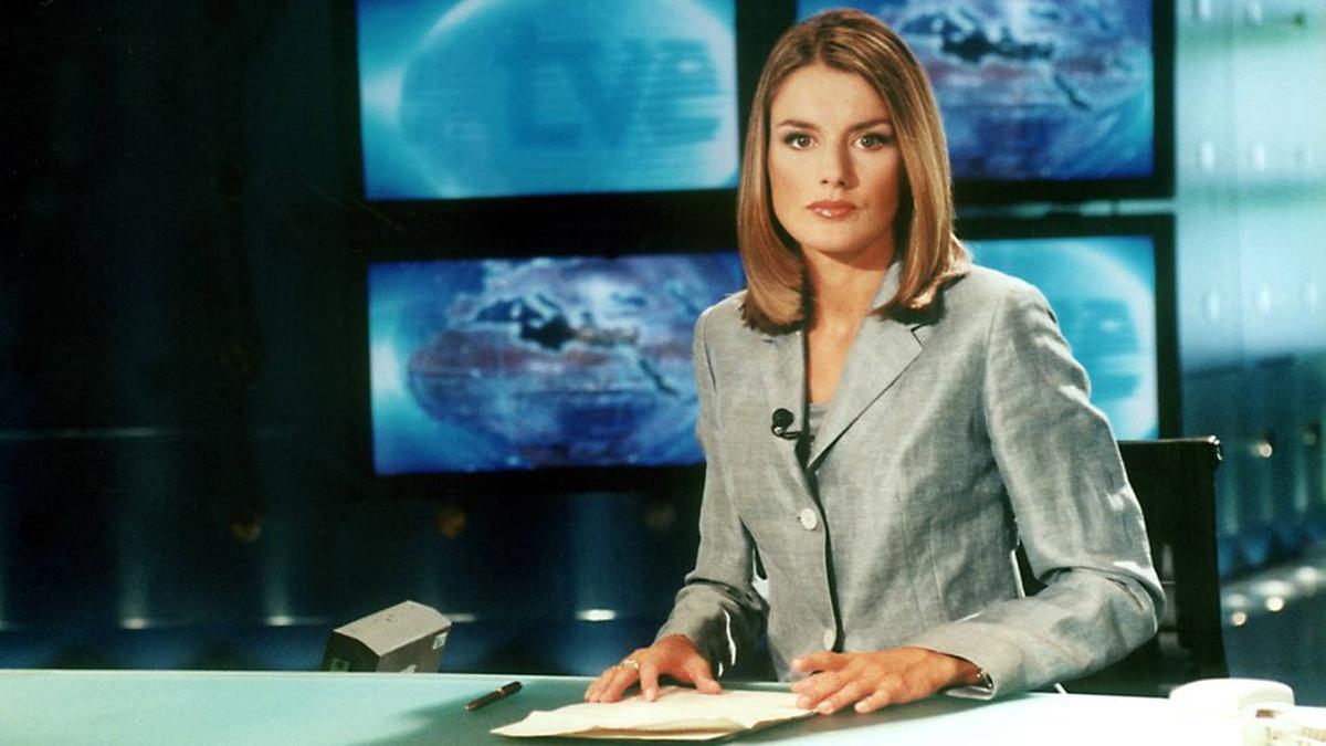 La reina Letizia vuelve al look con el que se convirtió en noticia hace más de 20 años