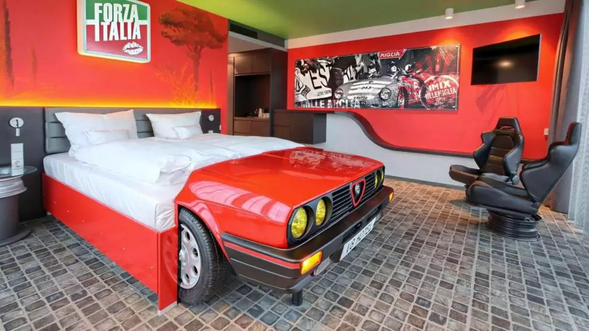 En este hotel puedes dormir en coches clásicos