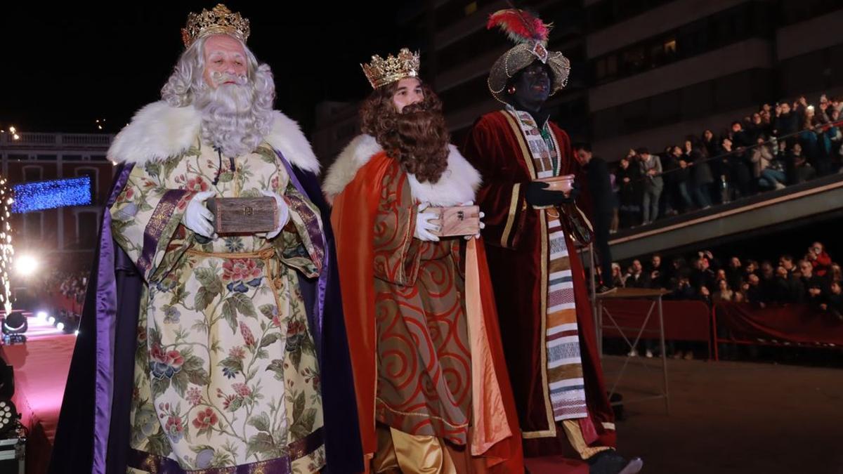 Los Magos de Oriente recorren las calles de Vila-real y atienden los tradicionales cánticos del 'tirorí' de los niños y adultos.