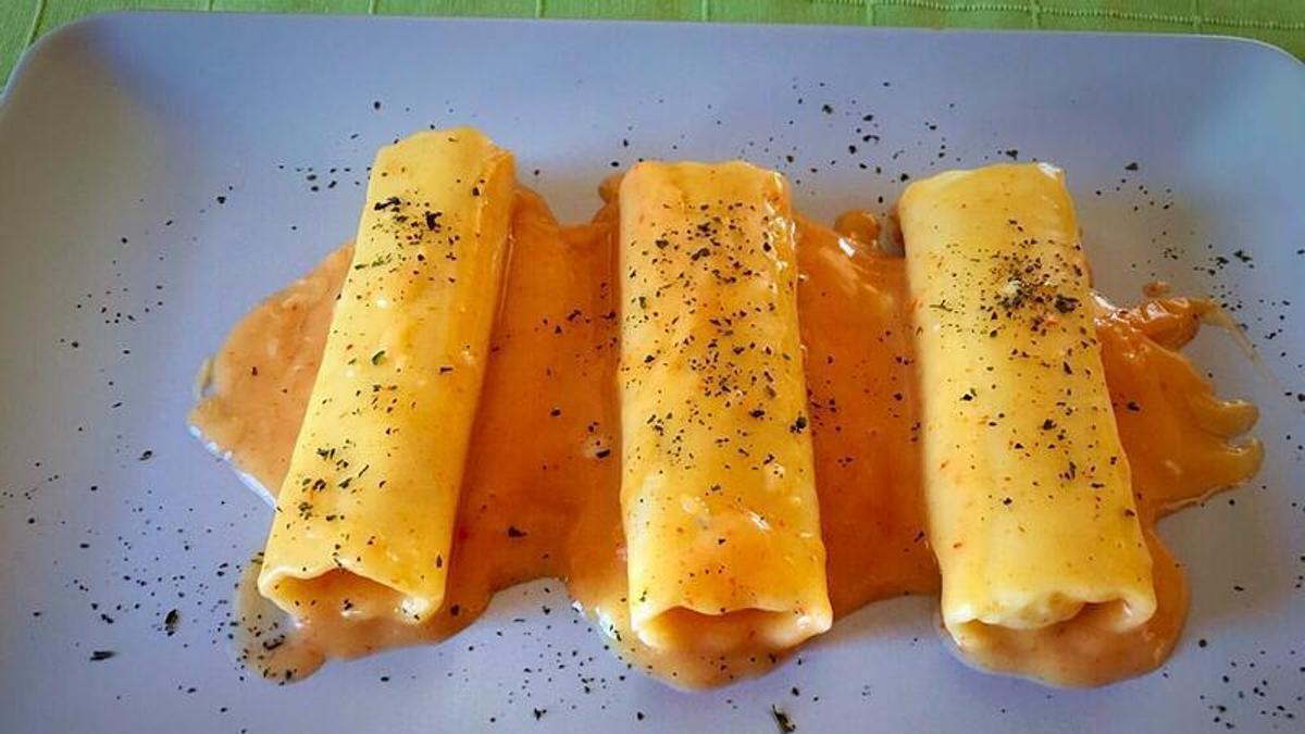Canelones de sama con velouté de piquillos