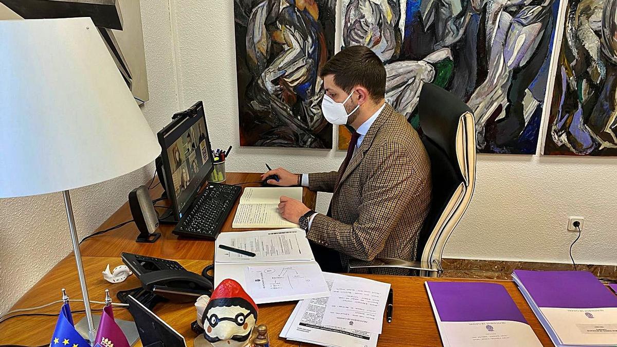 Prieto, ante el ordenador de su anterior despacho, durante una reunión telemática. | LEVANTE-EMV