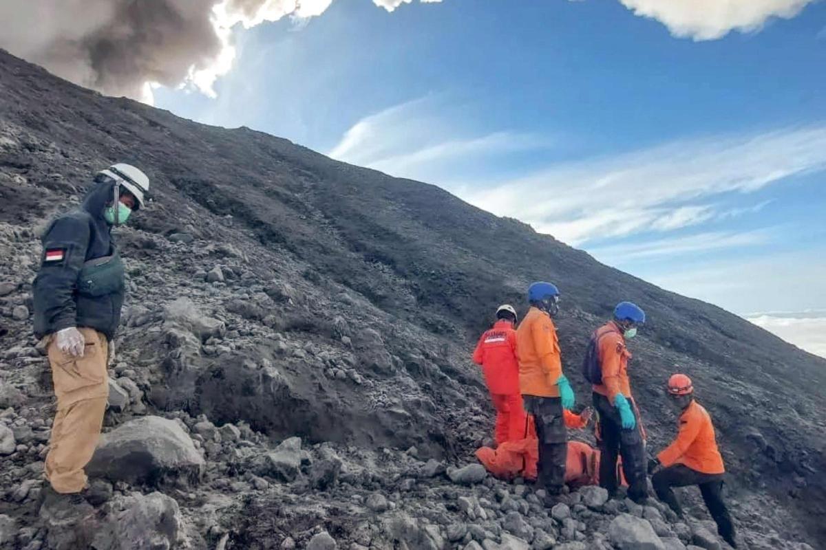 Búsqueda contrarreloj de 12 alpinistas desaparecidos tras la erupción del volcán Marapi, en Indonesia