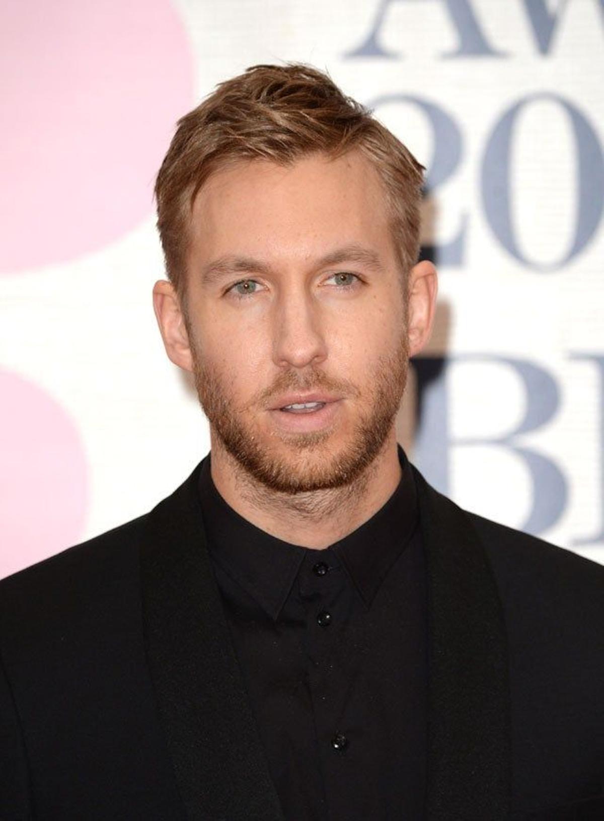 Calvin Harris en la alfombra roja de los BRIT Awards 2015