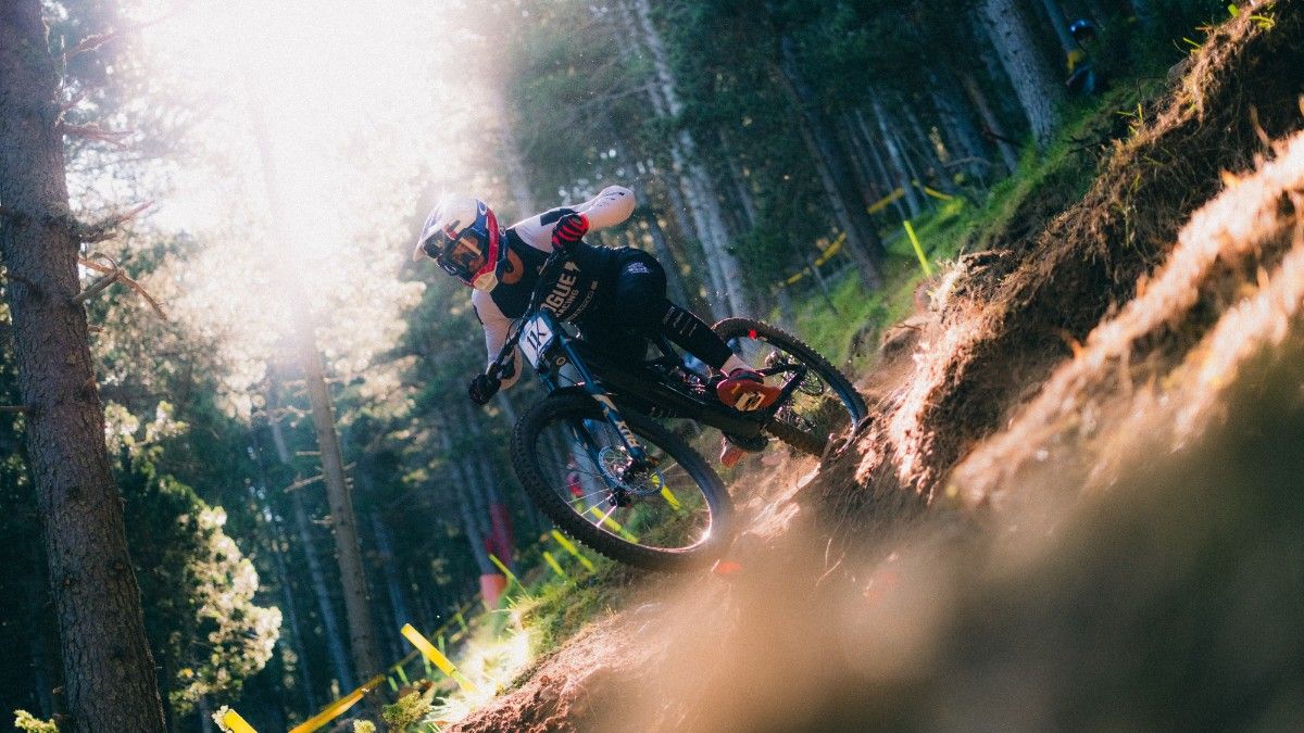 Lisa Baumann (SUI) y Simon Chapelet (FRA), nuevos Campeones de Europa de BTT Descenso en La Molina