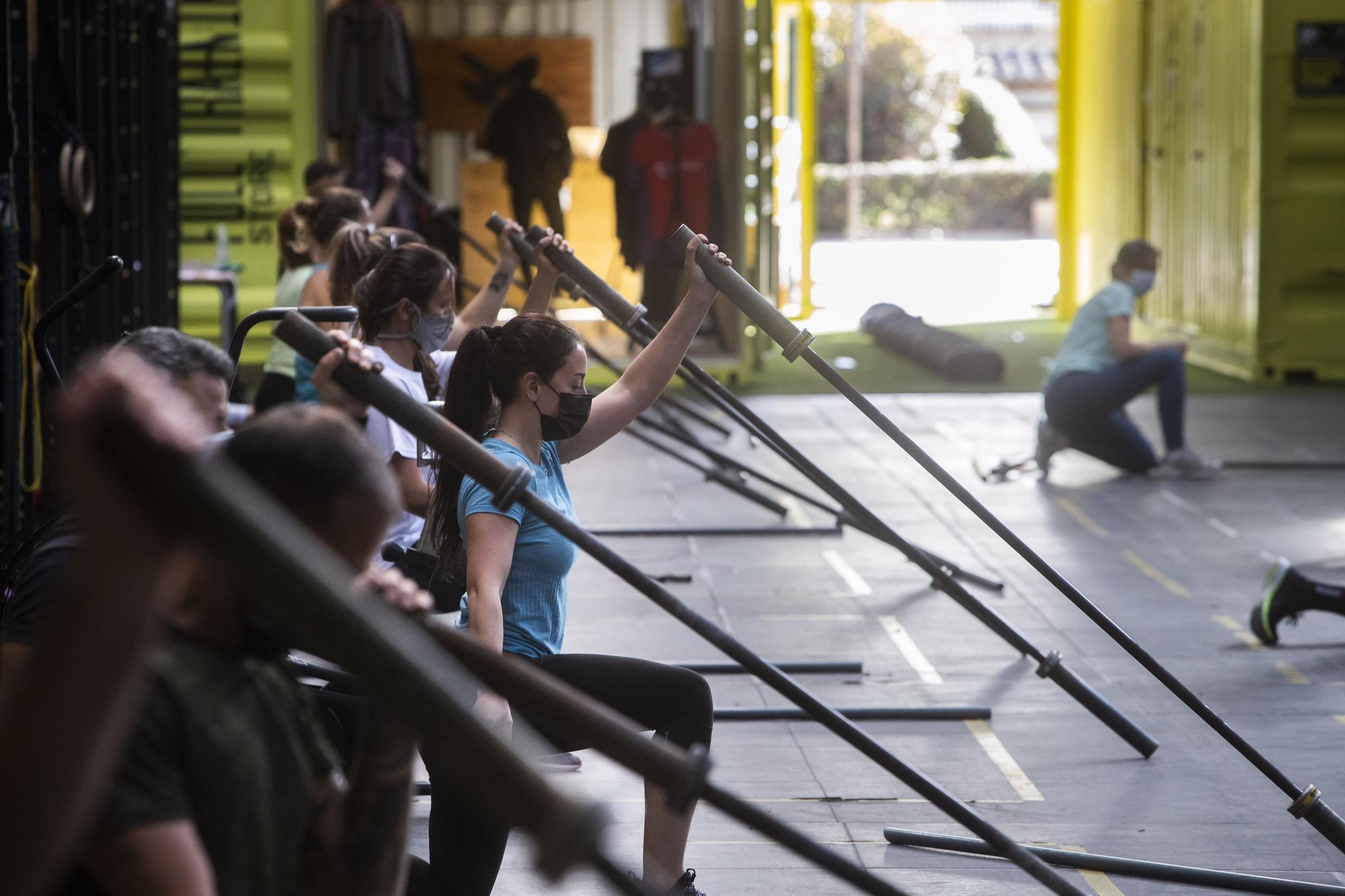 Mascarilla, distancia y desinfectante: la vuelta a los gimnasios en la Comunitat