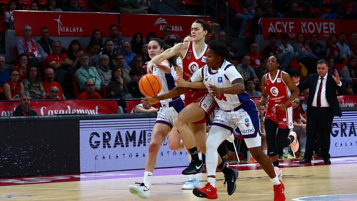 Vorackova pelea por una posesión durante el duelo ante el Gernika