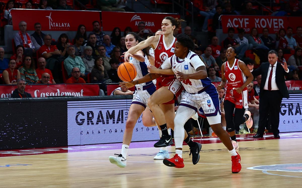 Vorackova pelea por una posesión durante el duelo ante el Gernika