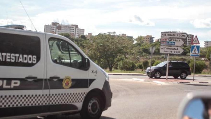 Un coche de la Policía Local de Paterna, ayer, junto al lugar del suceso.