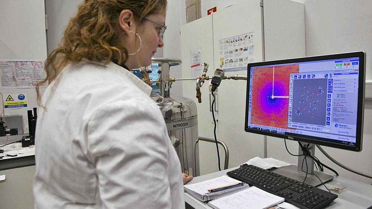 Una de las profesionales del Segai en uno de los laboratorios.