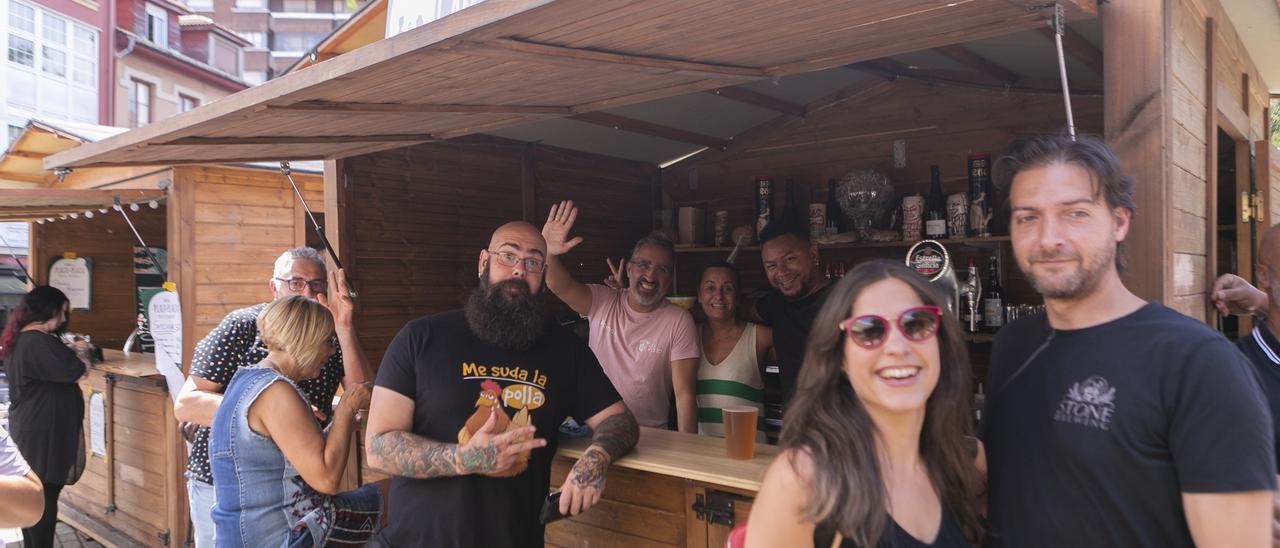 Ambiente festivo en las casetas de &quot;Sabores de plaza en plaza&quot;.