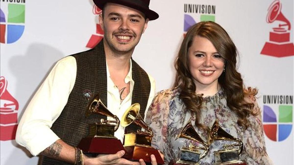 Los hermanos mexicanos del grupo Jesse &amp; Joy posan con los cuatro Grammy Latino.