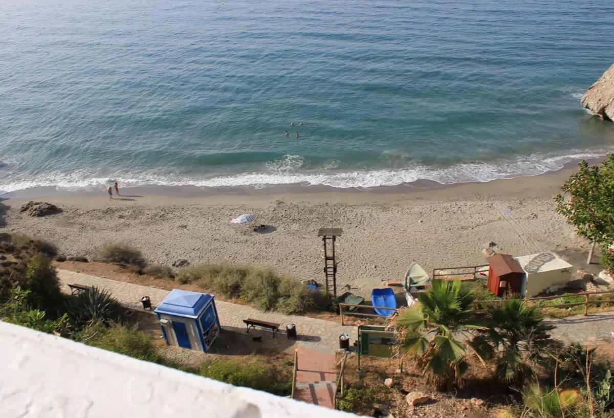 Esta es la playa escondida de Málaga que tiene uno de los mejores miradores de la provincia.