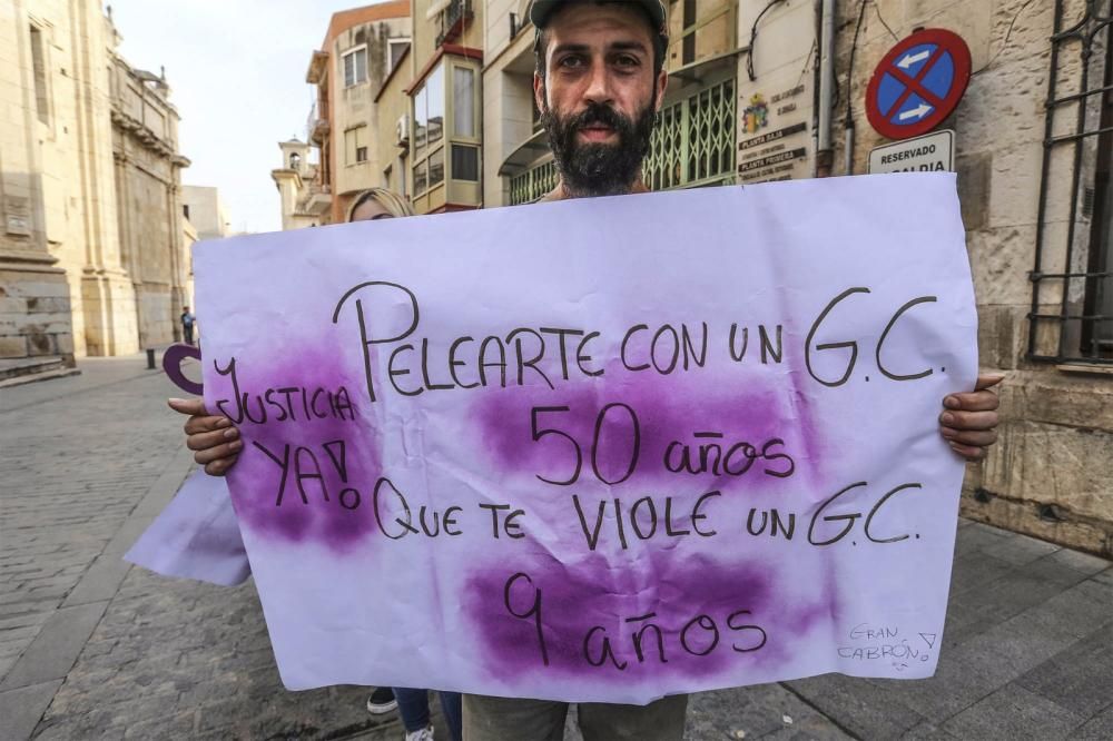 Las redes convocaron a decenas de personas en la movilización de Orihuela por la sentencia de La Manada.