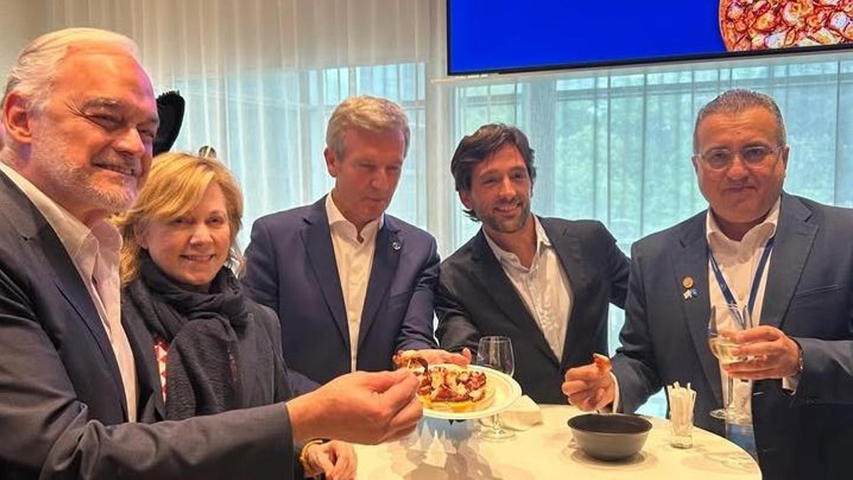 González Pons junto con el presidente de la Xunta en un acto de gastronomia gallega