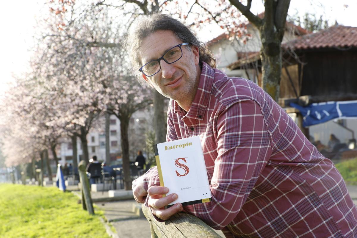 Berto García con su nueva obra, "Entropía", en Las Vegas