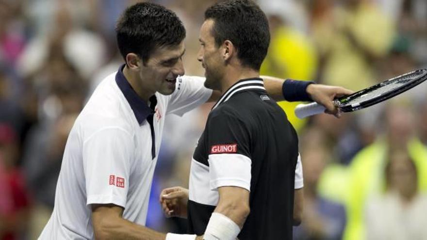 Djokovic abraza a Bautista, después del partido de cuarta ronda que les enfrentó.