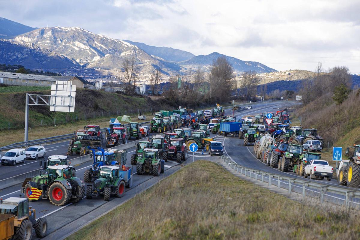 Protesta pagesa a la C-16, a Olvan