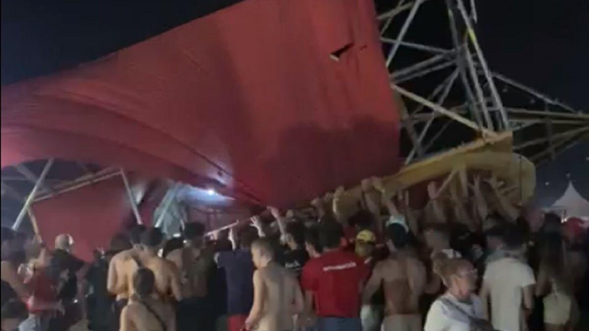 Momento en que una de las estructuras metálicas del Medusa Sunbeach Festival de Cullera cae sobre los espectadores.